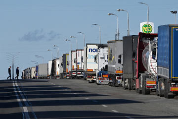 Tir fermi alla frontiera di Rava-Ruska novembre 2023 © Bumble Dee/Shutterstock Tir fermi alla frontiera di Rava-Ruska novembre 2023 © Bumble Dee/Shutterstock