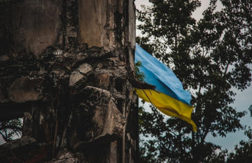 Ucraina, bandiera e rovine © Eugene Vishnya/Shutterstock Ucraina, bandiera e rovine © Eugene Vishnya/Shutterstock