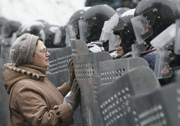 Kiev, woman and police, foto di Jordi Bernabeu Farrùs - Flickr.com.jpg