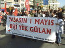 Lo striscione della Associazione Turca per i Diritti umani, "Viva il primo maggio" in turco e in curdo