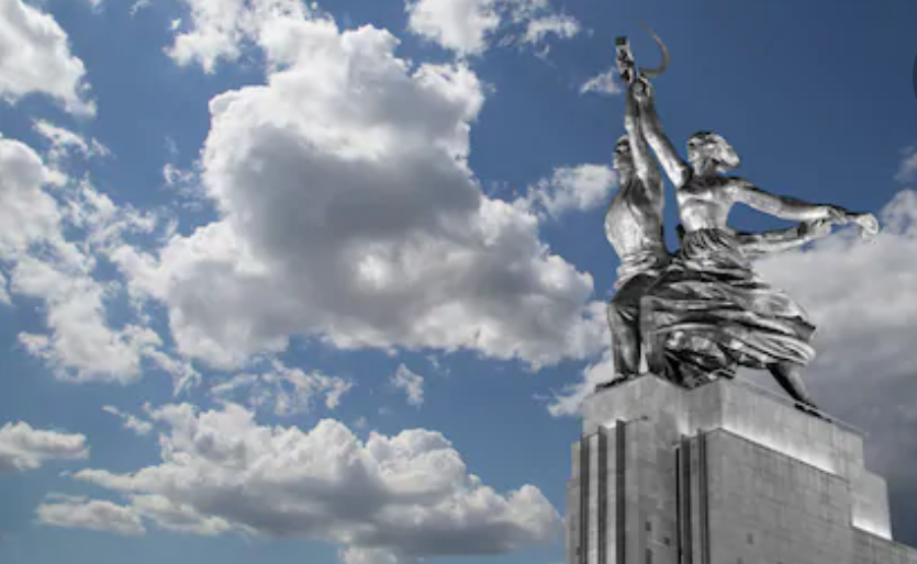 Famoso monumento sovietico raffigurante un operaio e una lavoratrice agricola © VLADJ55 - Shutterstock 