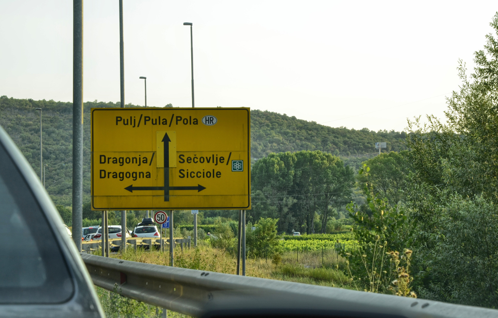 Bilingual road sign in Croatia (©) Shutterstock