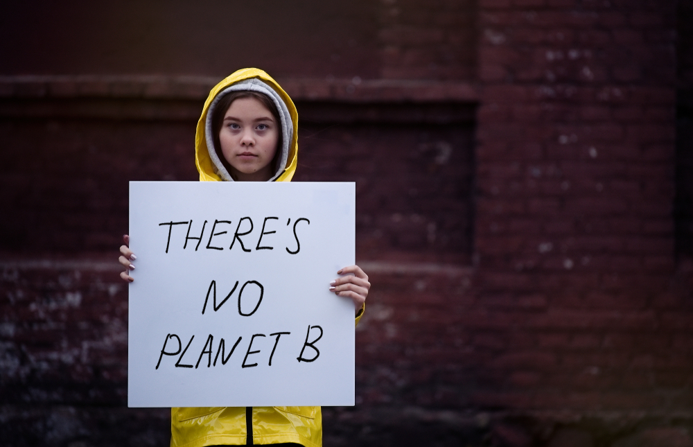 Ragazza protesta contro il cambiamento climatico