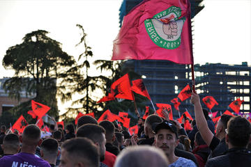 Tirana, Albania, simpatizzanti del Partito socialista festeggiano dopo la vittoria elettorale alle politiche del 2021 © Zuttmann Benoelken/Shutterstock