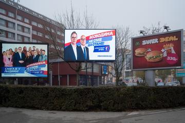 Subotica, Serbia. Manifesti elettorali del partito di Vucic durante le parlamentari di dicembre 2023 © kukurund/Shutterstock