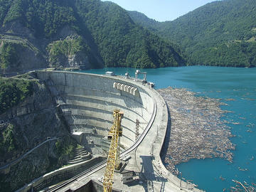 La diga sul fiume Inguri (BarryGeo/Flickr)