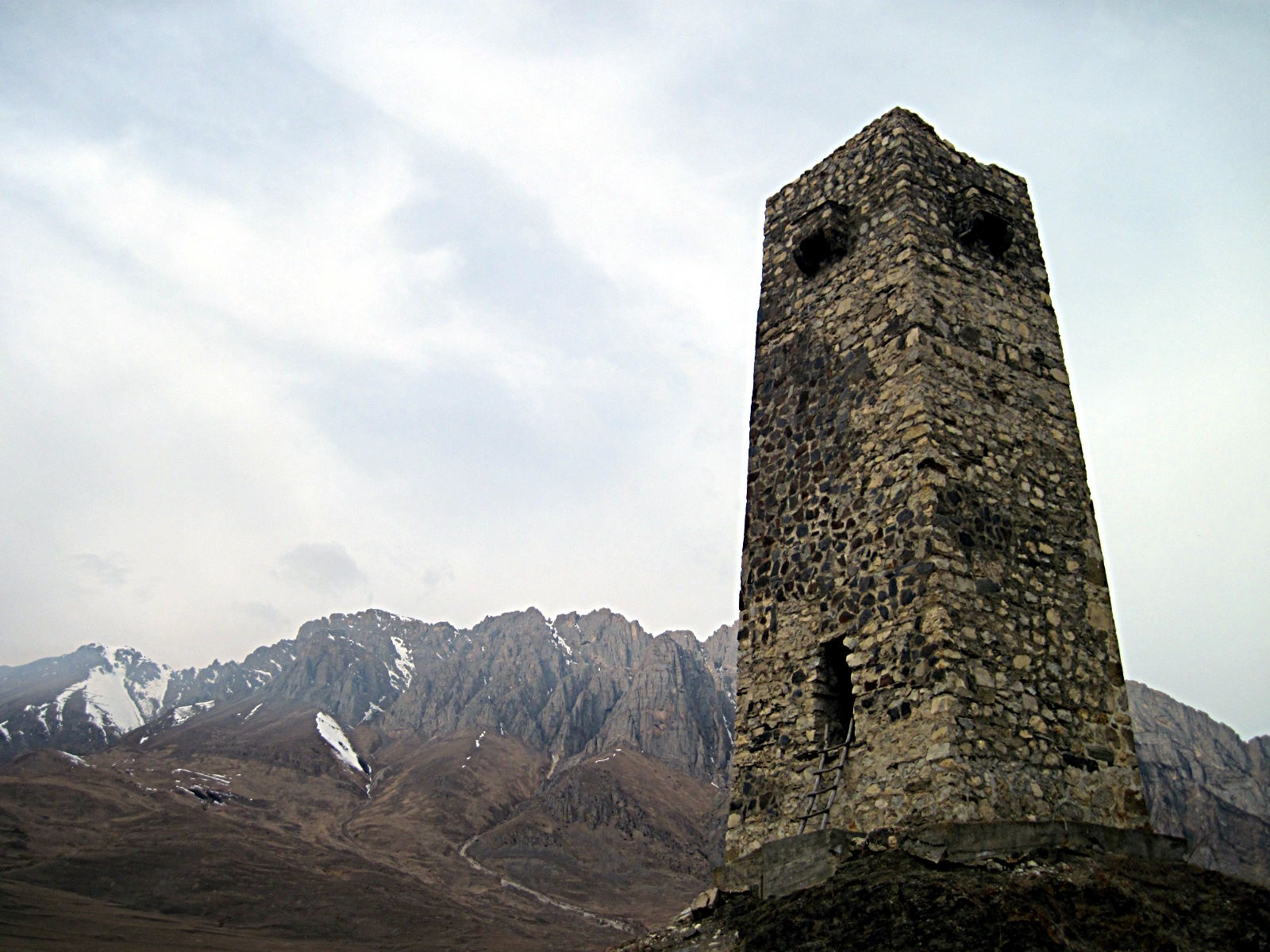 Una torre tra le montagne dell'Ossezia del nord