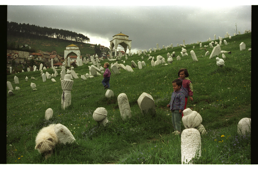 Bambini nel cimitero di Halifakovac (Foto © Danilo Krstanović)