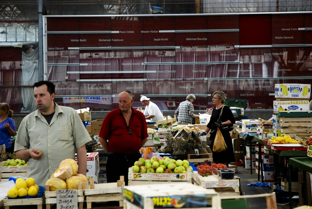 Il mercato di Markale con il monumento alle vittime (Foto Incandenzafied, Flickr)