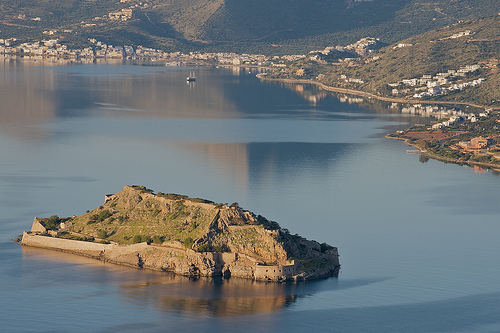 L'isoletta di Spinalonga, di fronte alle coste di Creta (vathiman/Flickr)