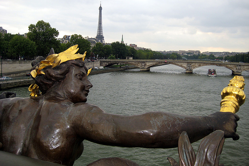 Un particolare del ponte Alessandro III, a Parigi (wallyg /Flickr)