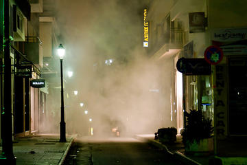 Gas lacrimogeni nelle strade di Atene dopo gli scontri di dicembre 2008 (agelakis/Flickr)