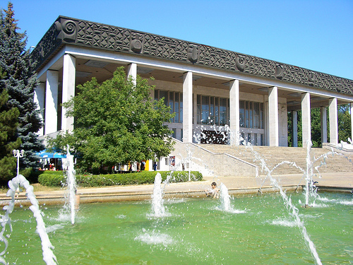 Un classico dell'estate in città: bagni nella fontana del parco antistante il Teatro dell'Opera, a Chişinău. Sul piazzale si affaccia anche il palazzo presidenziale 