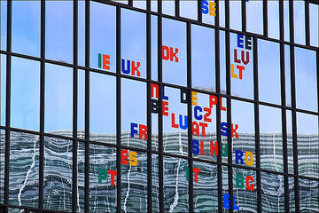 Riflessi sul palazzo del Consiglio europeo, a Bruxelles