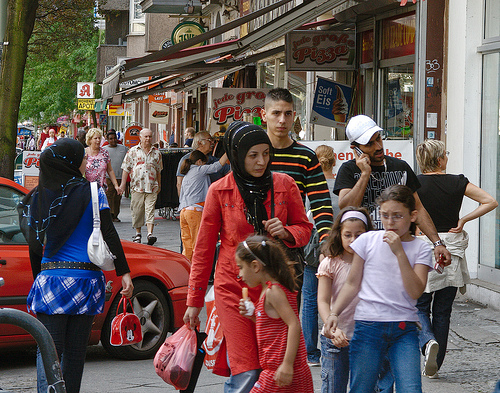 Uno scorcio di Kottbuser Damm, nel quartiere berlinese di Kreuzberg, area a forte immigrazione turca e crocevia di culture