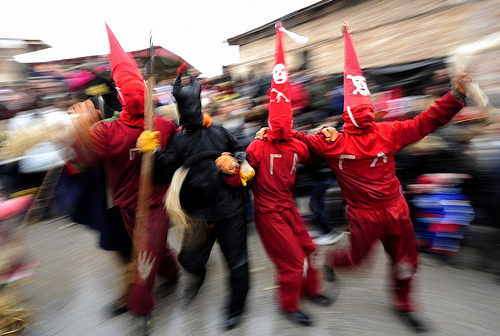 Demoni e personaggi ispirati alla satira politica sfilano durante il carnevale di Vevcani, in Macedonia