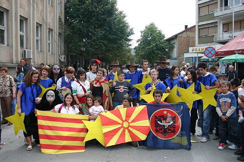Giovani studenti di Struga, in Macedonia, impegnati in un progetto di gemellaggio europeo 