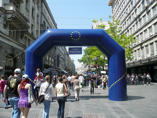 La porta della Ue, allestita a Belgrado il 9 maggio 2009, per la Festa dell'Europa