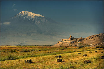 Il monte Ararat visto dall'Armenia, con il monastero di Khor Virap. Al di là l'Anatolia e l'Europa, al di qua il Caucaso del sud