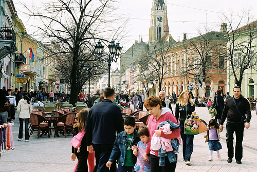 Cittadini per le vie di Novi Sad, in Serbia