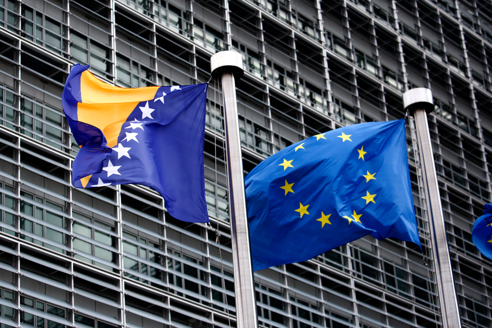 La bandiera della Bosnia Erzegovina e dell'Unione europea (Alexandros Michailidis/Shutterstock)