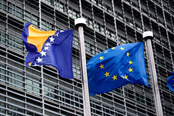 La bandiera della Bosnia Erzegovina e dell'Unione europea (Alexandros Michailidis/Shutterstock)