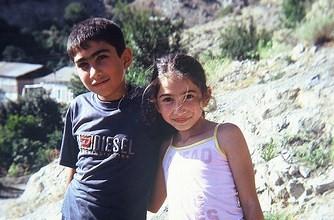 Children in Meghri, Armenia ( Derrick Peters / Flickr) 