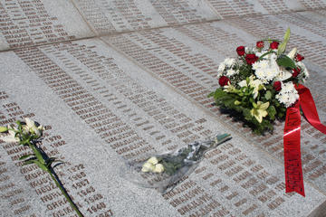 Srebrenica, i nomi degli scomparsi al Memoriale - Foto di N.Corritore.jpg