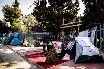 Corinto, rifugiati per strada - foto One Bridge to Idomeni.jpg