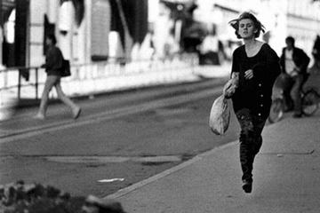 Sarajevo 30 settembre 1993, la ragazza che corre (© foto di Mario Boccia).jpg
