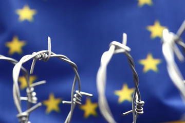 Filo spinato ai confini europei  © corgarashu Shutterstock