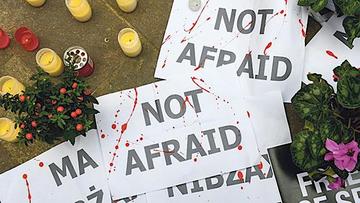 "Non abbiamo paura" – Cartelli a un memoriale di protesta a Malta dopo l'uccisione della giornalista Daphne Caruana Galizia, il 16 ottobre - Voxeurop