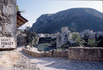 Mostar, il Ponte Vecchio nel 1996 - foto © Giacomo Scattolini.jpg