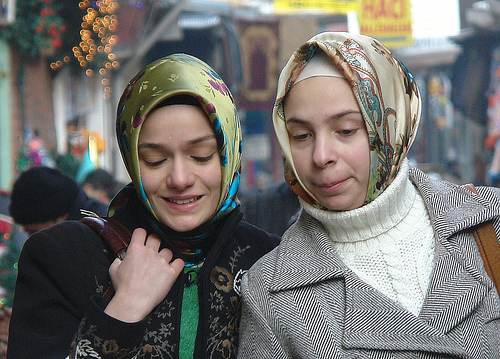 Due donne a passeggio per Eminonu, ad Istanbul Due donne a passeggio per Eminonu, ad Istanbul