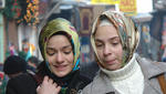 Due donne a passeggio per Eminonu, ad Istanbul