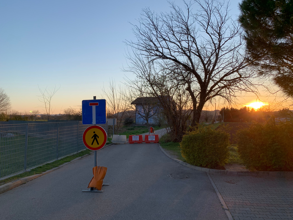 A border crossing between Italy and Slovenia (© Melodia plus photos/Shutterstock)