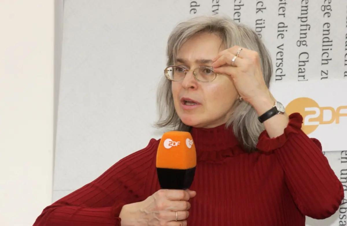 Anna Politkovskaja alla presentazione del suo libro La Russia di Putin alla Fiera del libro di Lipsia 2005 – Wikimedia Creative Commons 2.0 Anna Politkovskaja alla presentazione del suo libro La Russia di Putin alla Fiera del libro di Lipsia 2005 - Wikimedia Creative Commons 2.0