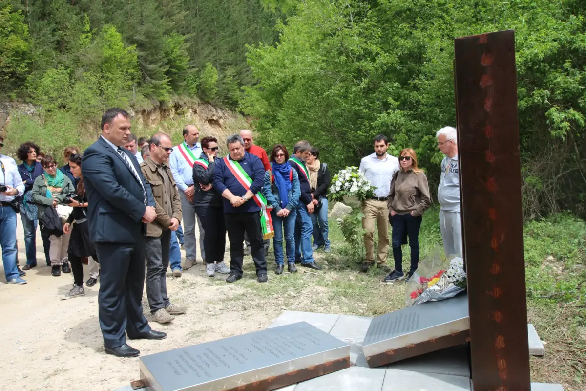 Agostino Zanotti e Suad Omerašević di fronte alla lapide in memoria dei volontari uccisi – foto Andrea Oskari Rossini