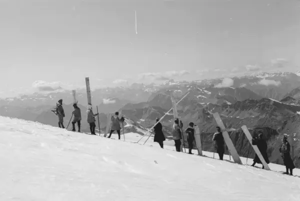 Russische Trägerkolonne am Ortler mit Blick gegen die Dreisprachen-Spitze