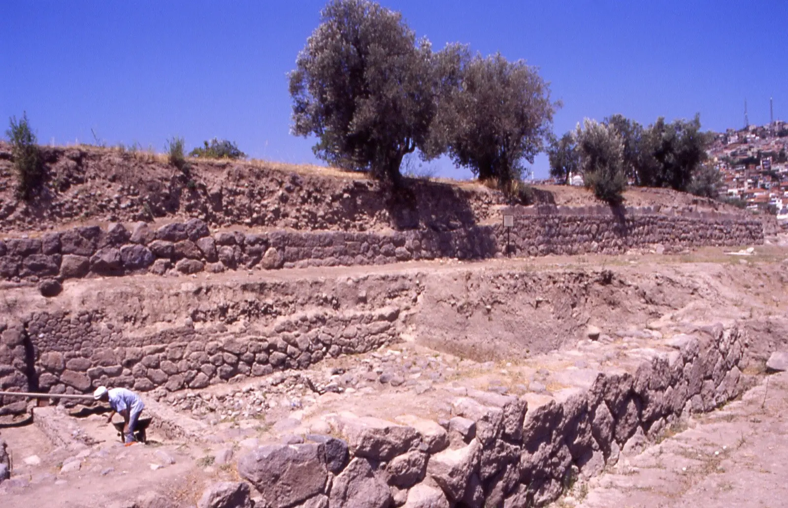 Ancient Izmir, walls of the archaic polis - Photo by F. Polacco