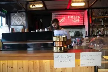 Bar del porto dove si dà il benvenuto ai rifugiati (foto G. Vale)