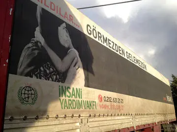 Camion della ong Fondazione di aiuto umanitario (foto A. Gilabert)