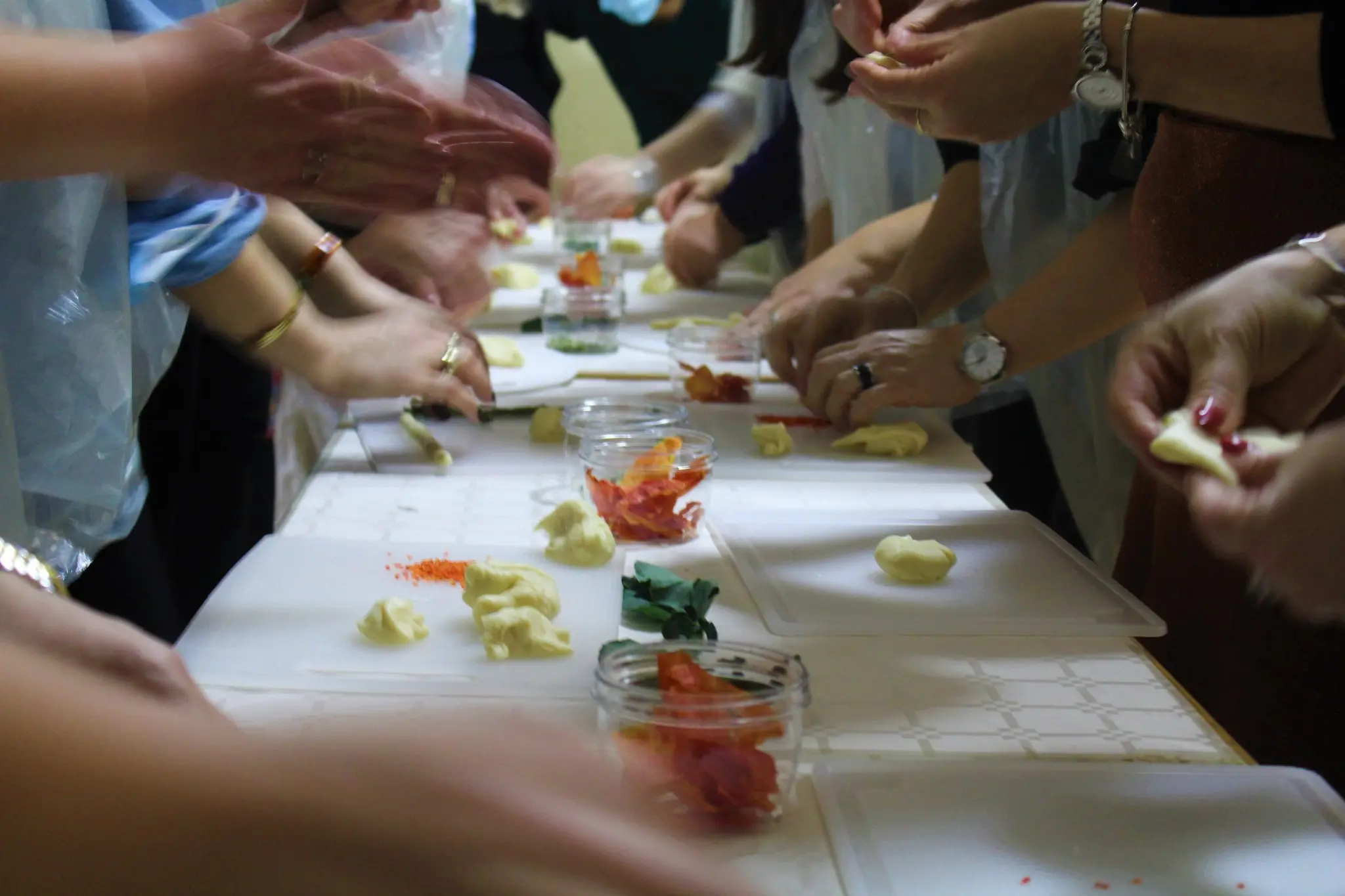 Durante uno degli atelier promossi da Pause-Atelier dei Sapori in Kosovo - © RTM Volontari nel mondo Durante uno degli atelier promossi da Pause-Atelier dei Sapori in Kosovo - © RTM Volontari nel mondo