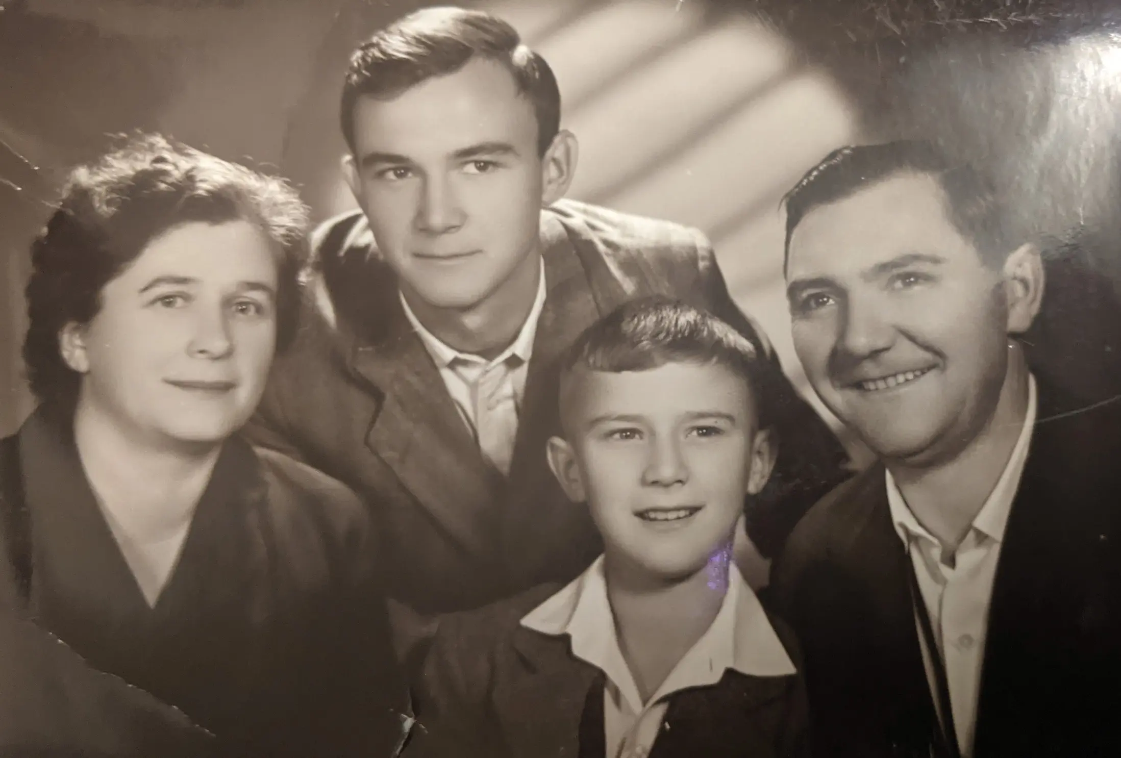 Giovanni Clazzer - a destra - e famiglia Giovanni Clazzer - a destra - e famiglia