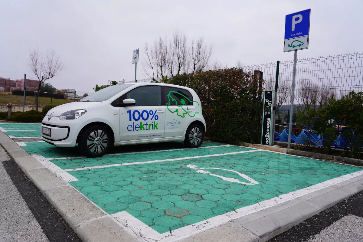 Parking za električne automobile tvrtke Ponikve – foto Davide Sighele Parking za električne automobile tvrtke Ponikve – foto Davide Sighele