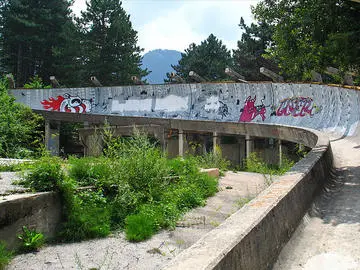 Sarajevo, la pista olimpica per le gare di bob (Foto inthesitymad, Flickr).jpg