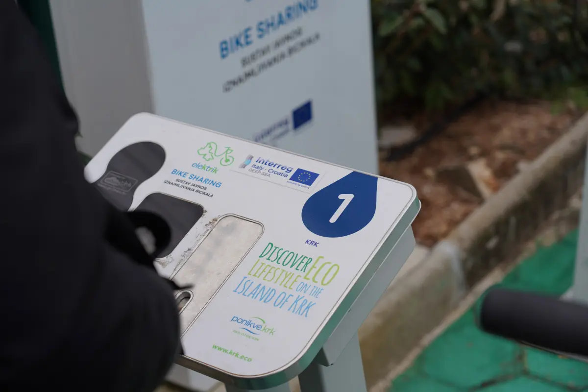 Stanica za punjenje električnih bicikala – foto Davide Sighele Stanica za punjenje električnih bicikala – foto Davide Sighele