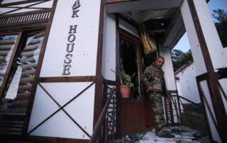 Un uomo davanti ad un ristorante danneggiato dai bombardamenti a Jermuk, Armenia - Armine Avetisyan