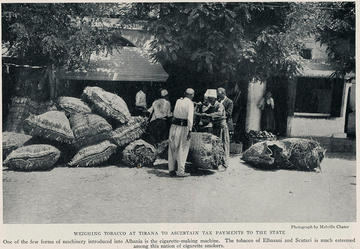 1931, mercato del tabacco a Tirana (flickr/janwillemsen)