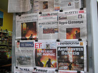 Un'edicola di Atene pochi mesi fa, con le notizie degli scontri di piazza, legati alle contestati tagli alla spesa pubblica (babour /Flickr)